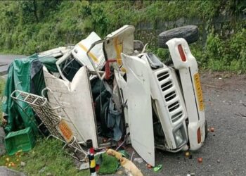 उत्तराखण्ड: भुस्खलन के करण टमाटर ले जाते हुए एक वहन के साथ हुआ हादसा, चार घायल दो की मौत।