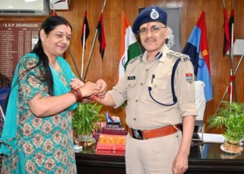 देहरादून के DIG/SSP को मिला बहनों का प्यार, कलाई पर राखी बाँध की उनकी लंबी उम्र की कामना।