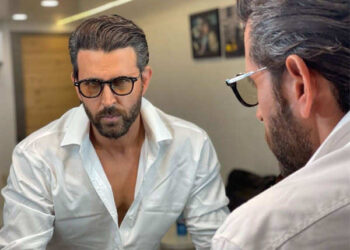 Hrithik Roshan की शर्टलेस फोटो ने लगाई सोशल मीडिया पर आग, एब्स देख छूटे फैंस के पसीने, सबा आजाद ने कही ये बात