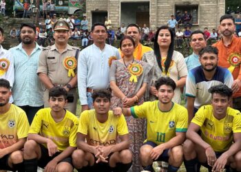 थानाध्यक्ष थल योगेश कुमार ने फुटबॉल फाइनल मैच में शिरकत कर खिलाड़ियों को किया सम्मानित