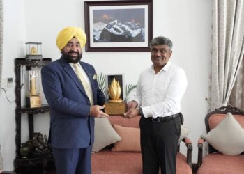 LBSNAA मसूरी के निदेशक Shri Srinivas R. katikithala जी ने Lt Gen Gurmit Singh को अकादमी में गतिमान प्रशिक्षण कार्यक्रमों और भावी योजनाओं की जानकारी दी।