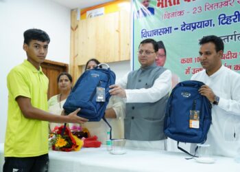 उत्तराखंडः 10वीं के छात्र-छात्राओं के भारत दर्शन शैक्षिक भ्रमण दल को सीएम धामी ने फ्लैग ऑफ कर किया रवाना