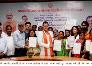 आवास मंत्री डॉ. प्रेम चन्द अग्रवाल ने विधान सभा में प्रधानमंत्री आवास योजना का ज़िक्र करते हुए उसका आवंटन किया।