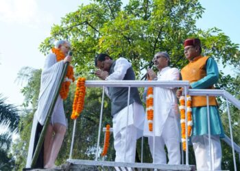 गाँधी पार्क पहुँच कर मुख्यमंत्री धामी ने दी राष्ट्रपिता को श्रद्धांजलि