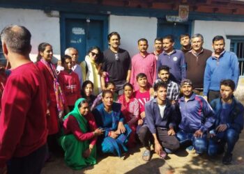 अपने पैतृक गाँव जैंती पहुँचे कैप्टेन कूल धोनी, पत्नी साक्षी के साथ की इष्ट-देवताओं की पूजा अर्चना