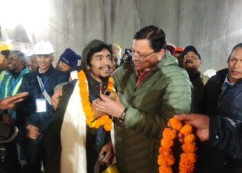 सुरंग में फंसे श्रमिकों को 1 लाख की मदद देगी सरकार, बौखनाग देवता के मंदिर का पुनर्निर्माण भी होगा