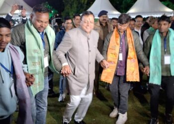 रेस्क्यू श्रमिकों के परिजनों के साथ सीएम धामी ने धूमधाम से मनाई इगास