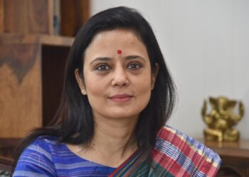 टीएमसी सांसद महुआ मोइत्रा की लोकसभा सदस्यता रद्द, कैश फ़ॉर क्वेरी के आरोप में गयी सदस्यता