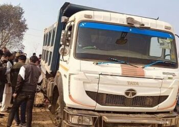 Roorkee: खनन से भरे डंपर ने साइकिल सवार को कुचला, दूर तक घसीटा, ग्रामीणों ने किया हंगामा