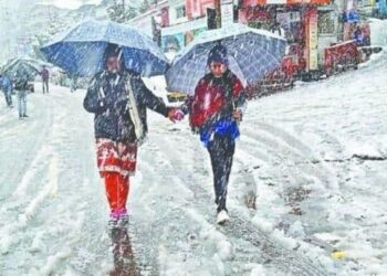 Uttarakhand Weather : नए साल में बारिश और बर्फबारी का पूर्वानुमान, राज्य में कोहरा बन रहा दिक्कत, येलो अलर्ट जारी