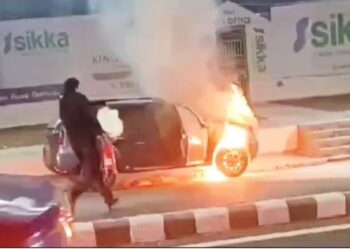 देहरादून में खड़ी कार में लगी आग, कड़ी मशक्कत के बाद आग पर पाया काबू