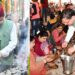 खटीमा : सीएम धामी ने किए बाबा भारामल के दर्शन, लोगों को बांटा प्रसाद, भंडारे में खाया खाना