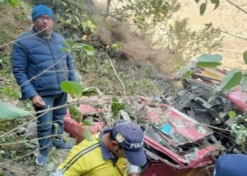 देहरादून : 300 मीटर गहरी खाई में गिरा सरकारी राशन से लदा ट्रक, चालक की मौके पर मौत