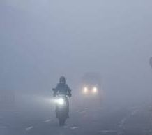 Haridwar : कोहरे के साये में धर्मनगरी, बेघरों पर पड़ रही ठंड की मार