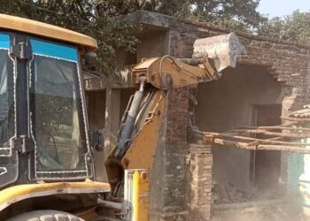 विकासनगर: शक्तिनहर के किनारे गरजी जेसीबी, आंखों के आगे टूटते आशियाने को देख लोग हुए भावुक