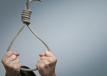 घर वाले शादी के लिए नहीं मान रहे, प्रेमी को किया मैसेज , फिर ले ली अपनी जान