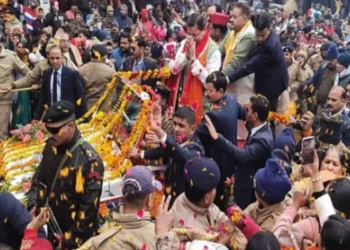 CM के रोड शो में उमड़ा जनसैलाब, महिलाओं ने फूल बरसाकर किया स्वागत