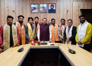 CM धामी से युवा कलाकारों ने की मुलाकात, राम भजन से गूंजा आवास, धामी ने कलाकारों को किया सम्मानित