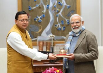 CM पुष्कर सिंह धामी ने PM नरेंद्र मोदी से की मुलाकात, बागेश्वर के प्रसिद्ध ताम्र शिल्प पर आधारित उत्पाद किए भेंट