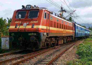 Astha Special Train: राम भक्तों को लेकर हरिद्वार से अयोध्या रवाना हुई पहली ट्रेन, सीएम धामी ने दिखाई हरी झंडी