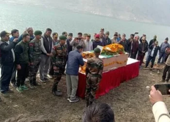 Uttarakhand: भारत-चीन सीमा पर शहीद हुए राइफलमैन का पार्थिव शरीर पहुंचा गांव, नम आंखों से दी अंतिम विदाई