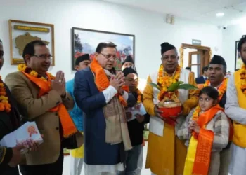 Dehradun: अयोध्या से लाए गए पूजित अक्षत व निमंत्रण पत्रक CM धामी को किए गए भेंट