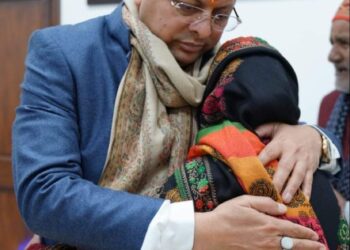 DEHRADUN : CM धामी ने पर्वतारोही स्व. सविता कंसवाल के माता पिता से की भेंट, पूरे देश के लिए गौरव की बात-धामी