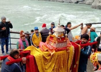 Makar Sankranti: मां गंगा के जयकारों से गूंजी देवनगरी, देव डोलियां ने भी किया स्नान