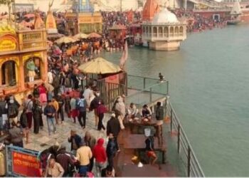 Haridwar :आस्था के आगे हारी ठंड , गंगा में डुबकी लगाने के लिए उमड़ा श्रद्धालुओं का सैलाब