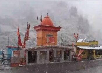 Uttarakhand Weather: मौसम ने बदली करवट, बदरीनाथ समेत ऊंची चोटियों पर हुई बर्फबारी