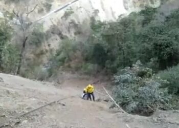 Road Acciden : 300 मीटर गहरी खाई में गिरी कार, दो लोगों की मौत