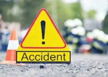 पहाड़ों मे नहीं थम रहे सड़क हादसे, यहाँ वाहन गिरा खाई में