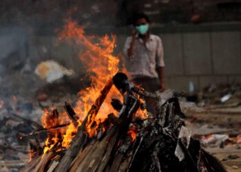 श्मशान भूमि पर शव जलाने को लेकर दो पक्षों के लोग भिड़े,शमशान घाट में काटने लगे हंगामा