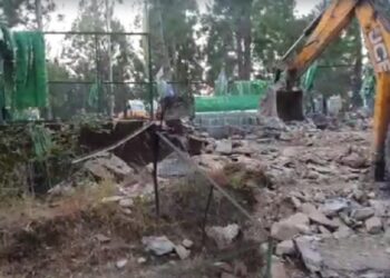 UTTARAKHAND : राजाजी टाइगर रिजर्व के पास बनी मजार पर गिरी JCB की गाज, 1305 वन भूमि को अतिक्रमण मुक्त