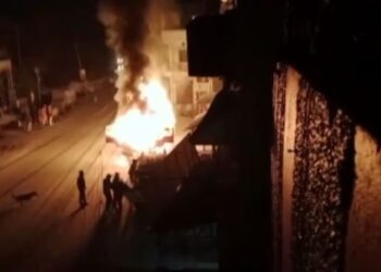 खड़े ट्रक पर अचानक लगी भीषण आग, लोगों में मचा हड़कप