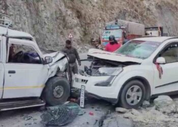 UTTARAKHAND :  दो वाहनों के बीच भीषण टक्कर, सात लोग घायल
