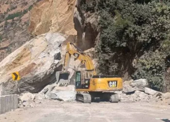 BREAKING: बोल्डर गिरने से बद्रीनाथ हाईवे बंद, दोनों ओर लगी गाड़ियों की कतार