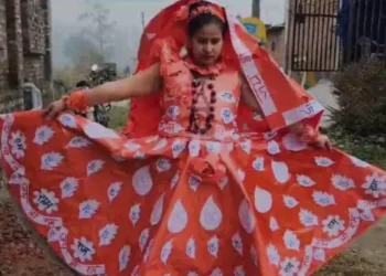 इस महिला ने बना डाली आनोखी ड्रेस, पेपर की इस ड्रेस में 251 बार लिखा है राम नाम