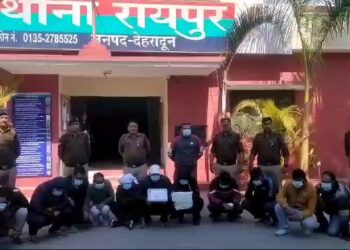देहरादून के पॉश इलाके में खेला जा रहा था जुआ, पुलिस ने मारा छापा, 13 जुआरी गिरफ्तार