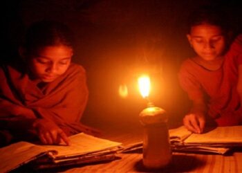 इस जिले में बिजली कटौती से परेशान हुई जनता, छात्र पढ़ाई के लिए लालटेन व मोमबत्ती का ले रहे सहारा