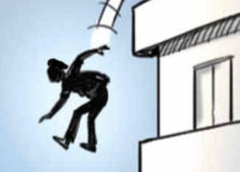 यह स्कूल के तीन मंजिला भवन से नीचे गिरी छात्रा, हालत काफी गंभीर