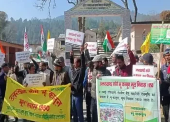 अल्मोड़ा: भू कानून की मांग को लेकर लोगों ने निकाला जुलूस, बड़ी संख्या में शामिल हुए लोग