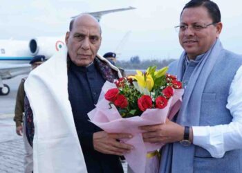 रक्षा मंत्री राजनाथ सिंह पहुंचे देहरादून, CM धामी ने किया स्वागत