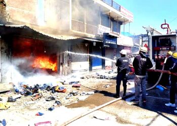 यह जूते-चप्पल की दुकान में लगी भीषण आग, लाखों का हुआ नुकसान