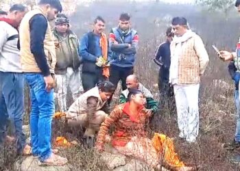 सड़क पर पड़ी मिली महिला, हाथ-पैर थे बंधे…मुंह में ठूंसा था कपड़ा, महिला बोली बोलेरो से लाकर ……….