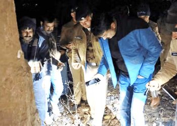 Dehradun: थाना क्लेमेंटाउन क्षेत्र में बदमाश और पुलिस के बीच मुठभेड़। पुलिसकर्मी और बदमाश को लगी गोली