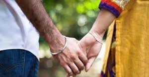 प्रेमी की मोहब्बत में पागल हुई तीन बच्चों की मां, पति को धोखा देकर हुई फरार