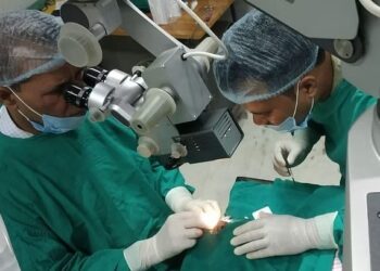 Almora : जिला अस्पताल में आठ महीने बाद शुरू हुए आंखों के ऑपरेशन