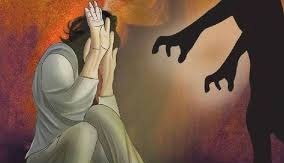 बेटी को छेड़ रहा था सड़कछाप, तभी मां ने कुछ ऐसा किया, जिसे देख सब हो गए हैरान