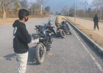 Dehradun: बाइक से स्टंट करना युवकों को पड़ा भारी, दून पुलिस ने सिखाया अच्छा सबक…